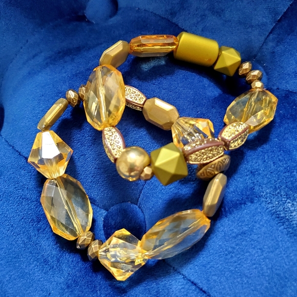 Mixed shaped beads costume bracelet - Picture 3 of 3